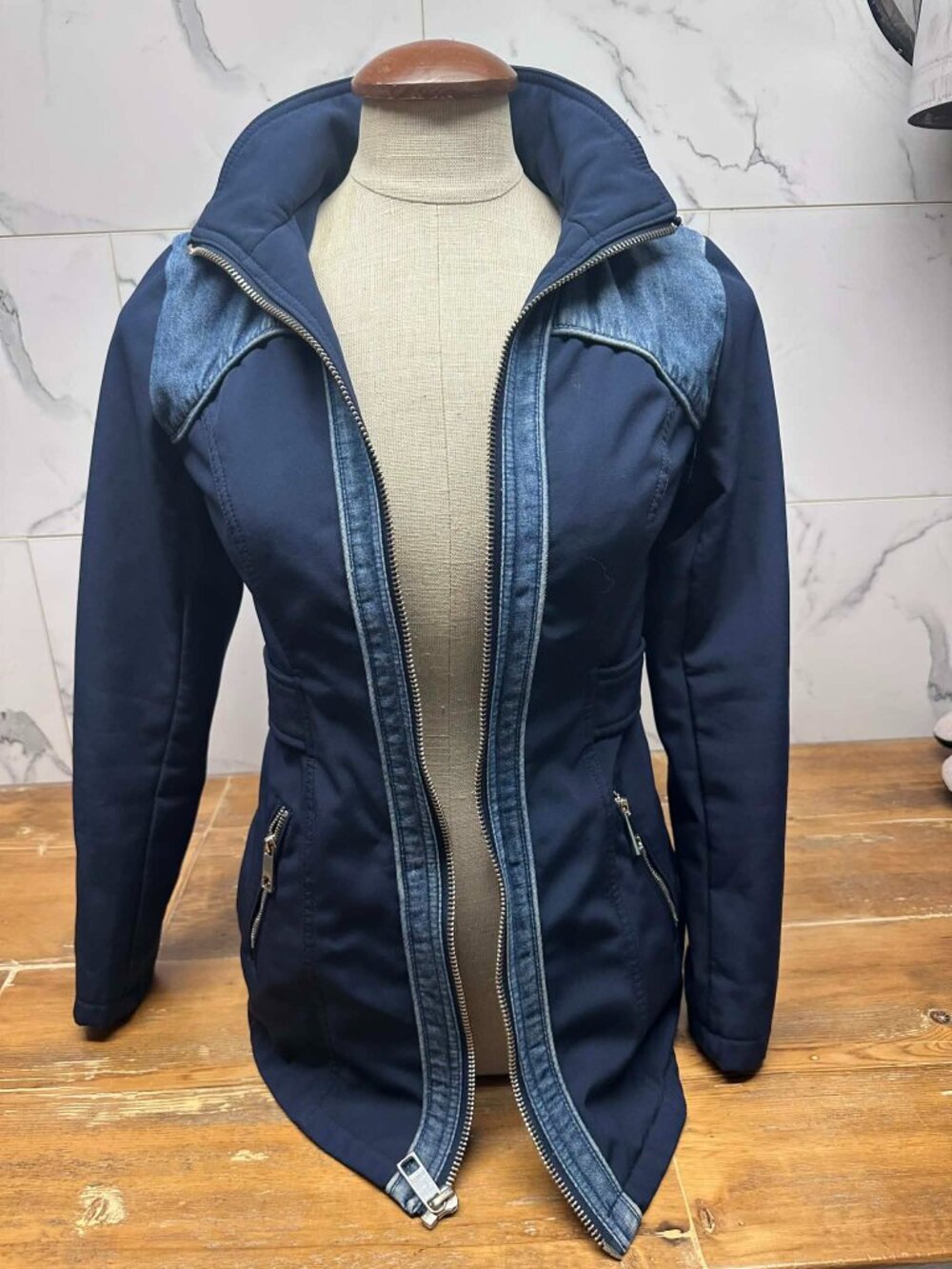 🖤 Women’s GUESS Jacket – Size XS – $50 🖤